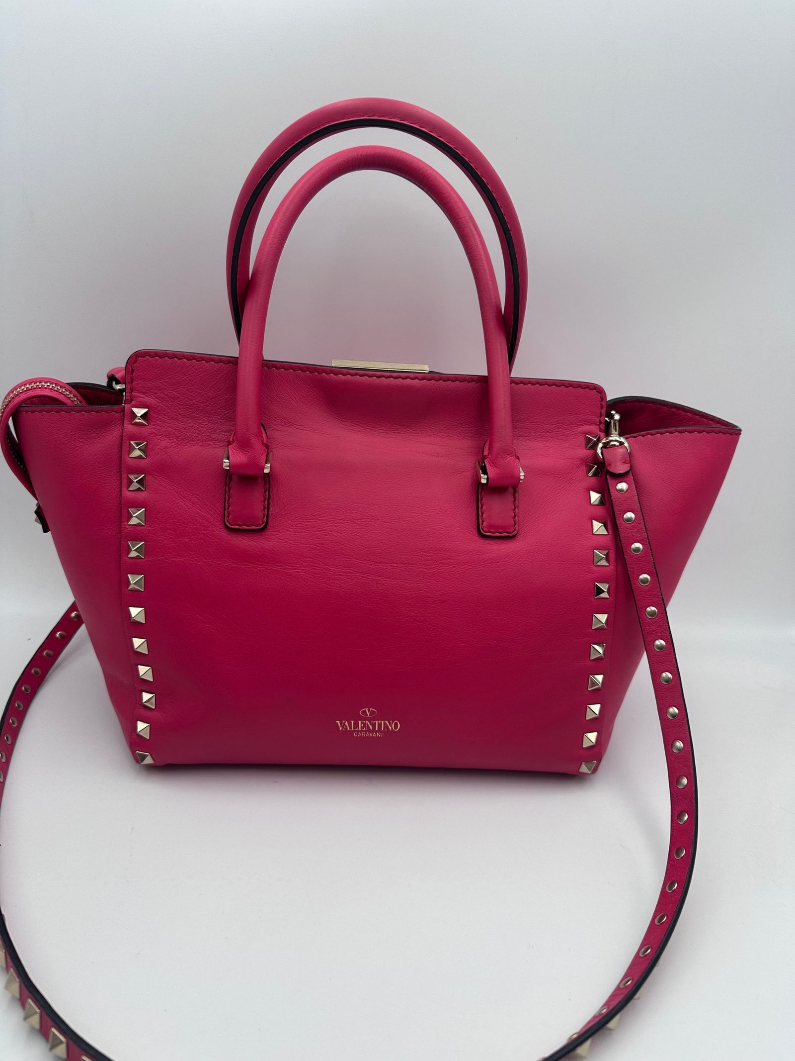 Valentino Garavani VALENTINO GARAVANI Rockstud Medium Pink Handbag - Image 2