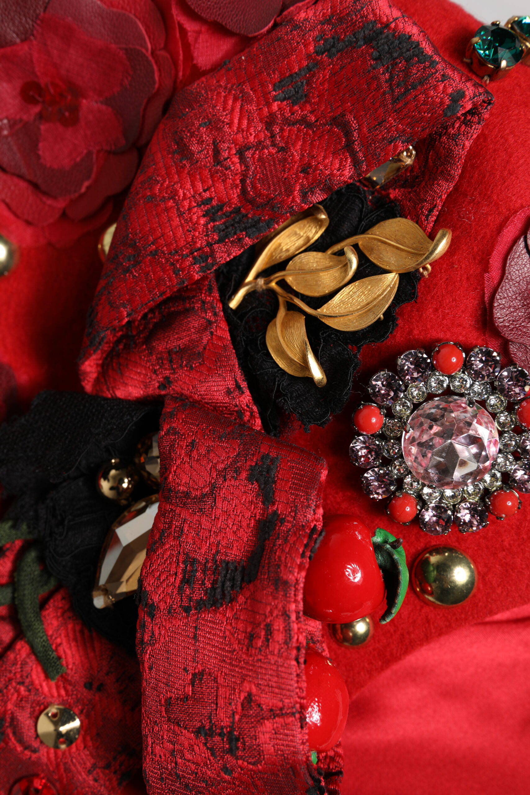 Dolce & Gabbana Red Crystal Gold Roses Brooch Embellished Hat - Image 7
